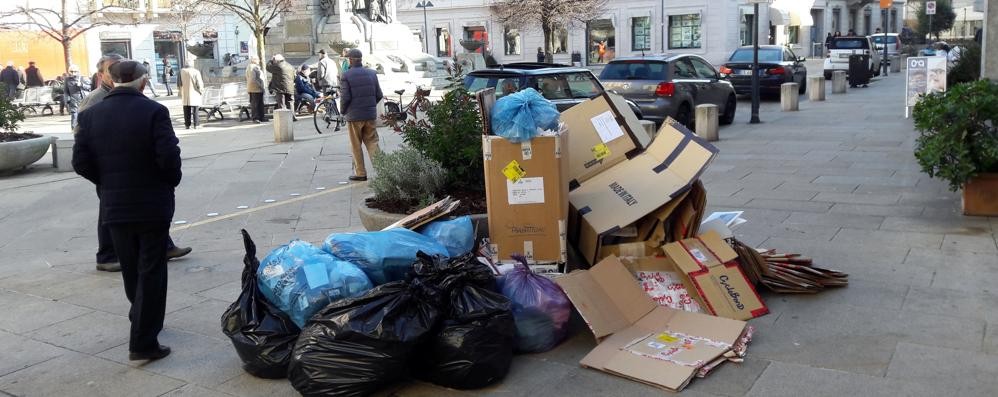 Seregno - I sacchi per la raccolta differenziata accumulati in vari punti della città