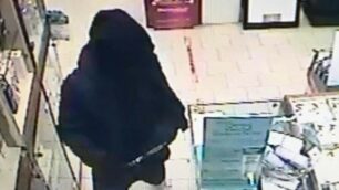 Uno dei rapinatori registrato dal sistema di videosorveglianza della farmacia di Albiate