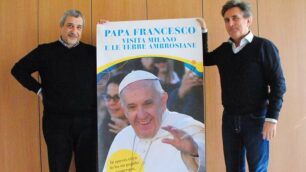 I titolari della Limnea con lo stendardo per accogliere Papa Francesco a Monza