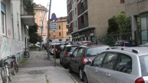 Sosta selvaggia in via Canova