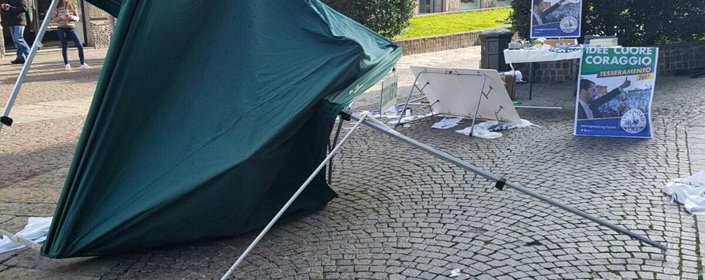 Il gazebo della Lega distrutto