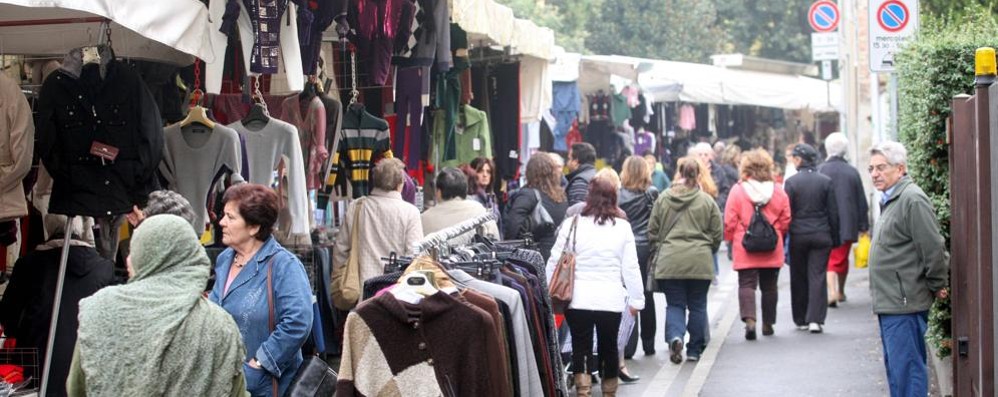 Il mercato di via Paisiello a Monza