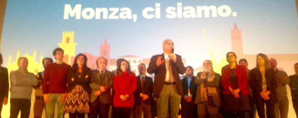 Scanagatti  sul palco del Capitol  ufficializza  la sua candidaturaFoto Fabrizio Radaelli