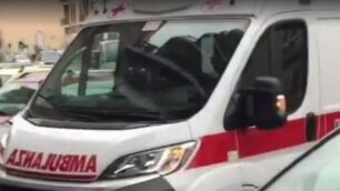 L’ambulanza parcheggiata negli spazi disabili