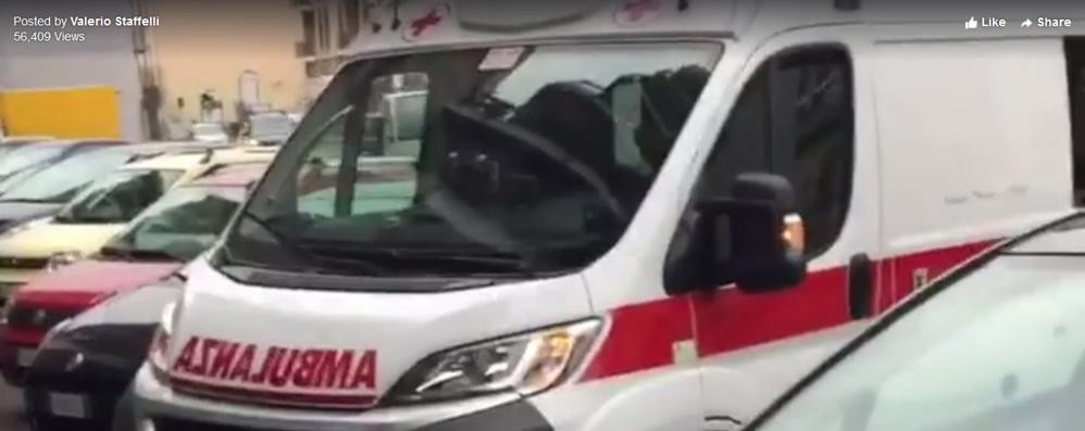 L’ambulanza parcheggiata negli spazi disabili