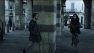 Monza, i protagonisti del nuovo video di Marco Masini in una scena sotto l’arengario
