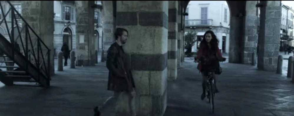 Monza, i protagonisti del nuovo video di Marco Masini in una scena sotto l’arengario