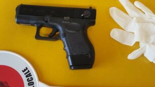 La pistola giocattolo trovata in via Adda