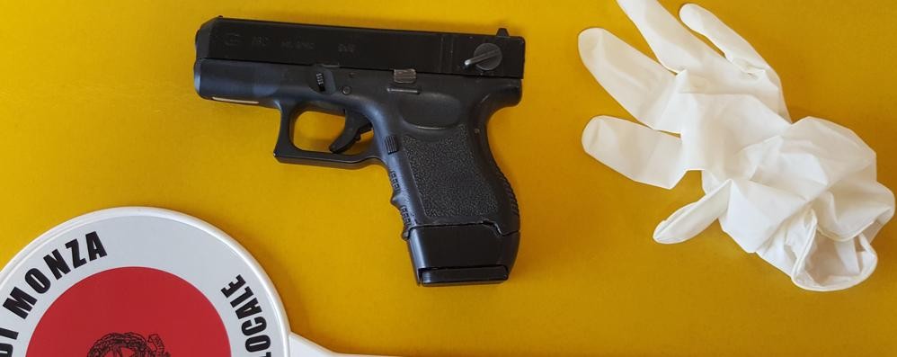 La pistola giocattolo trovata in via Adda