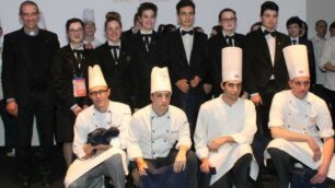 La squadra degli studenti del Ballerini che a Ristor Expo di Erba Lariofiere ha vinto il primo premio della giuria popolare per il concorso "young generation", dedicato a chef Riccardo Galbiati ( foto Volonterio)