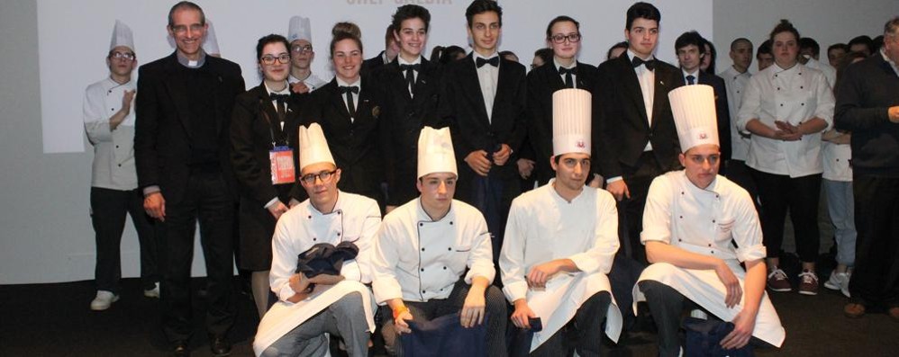 La squadra degli studenti del Ballerini che a Ristor Expo di Erba Lariofiere ha vinto il primo premio della giuria popolare per il concorso "young generation", dedicato a chef Riccardo Galbiati ( foto Volonterio)