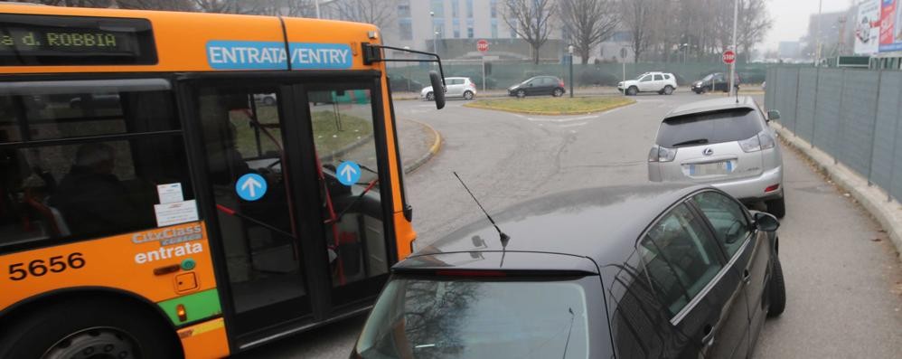 Gli autobus intorno all’ospedale di Monza