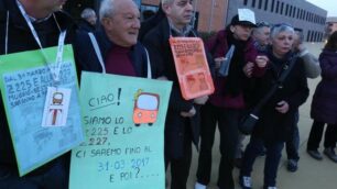 MONZA protesta in Provincia  sospensione autobus