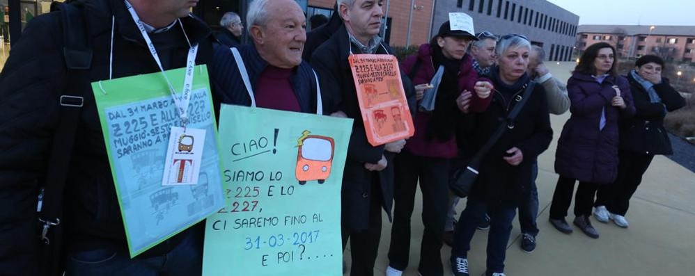 MONZA protesta in Provincia  sospensione autobus