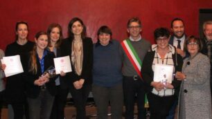 La vincitrice della terza edizione del premio Sonia Bonacina, a destra, accanto ai genitori di Sonia, mamma Carla e papà Roberto e il sindaco Edoardo Mazza. A sinistra le secondo classificate ex aequo