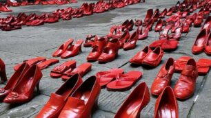 Scarpe rosse contro la violenza sulle donne