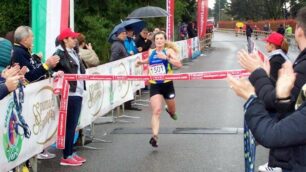 L’arrivo vincente di Nives Carobbio nella mezza maratona femminile
