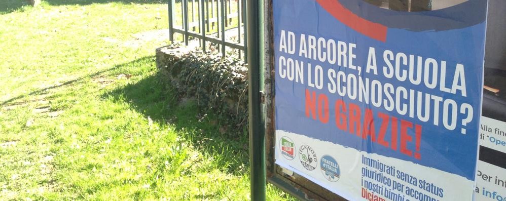 Arcore, i manifesti sul Pedibus