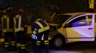 I vigili del fuoco accanto all’auto