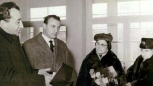 Fernando Oriani, al centro, con don Franco Perlatti e Bice ed Anna Cazzaniga nel 1961