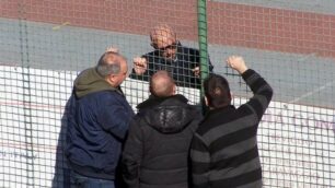 Calcio: Carmine Castella, nuovo proprietario-presidente del Seregno, a colloquio con tre esponenti della Curva Nord domenica scorsa, prima della gara contro il Caravaggio