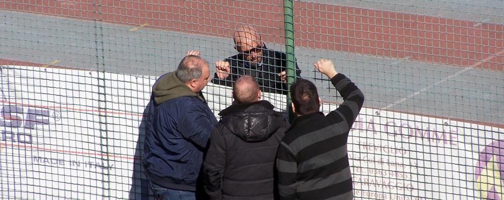 Calcio: Carmine Castella, nuovo proprietario-presidente del Seregno, a colloquio con tre esponenti della Curva Nord domenica scorsa, prima della gara contro il Caravaggio