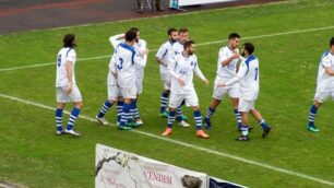 Calcio, serie D: l'esultanza del Seregno dopo il gol del provvisorio 2-1 di Fabio Cardinio