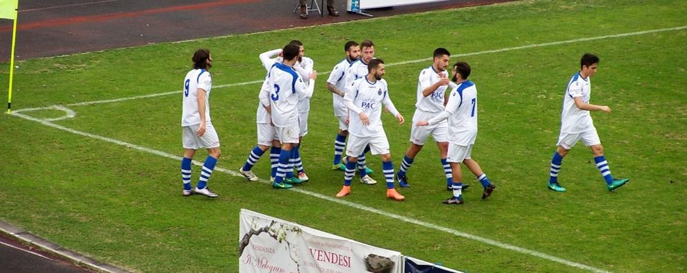 Calcio, serie D: l'esultanza del Seregno dopo il gol del provvisorio 2-1 di Fabio Cardinio