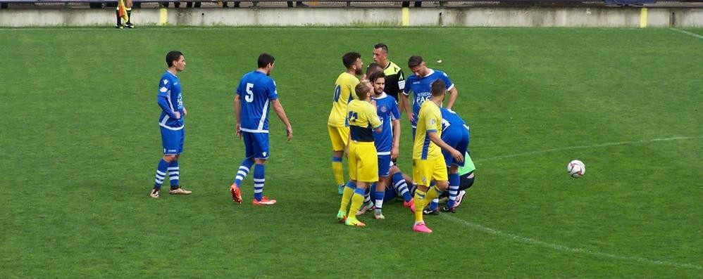 Calcio, SeregnoI il capannello attorno all'arbitro Grasso di Acireale dopo l'espulsione di Piras, con Jeda a terra dolorante