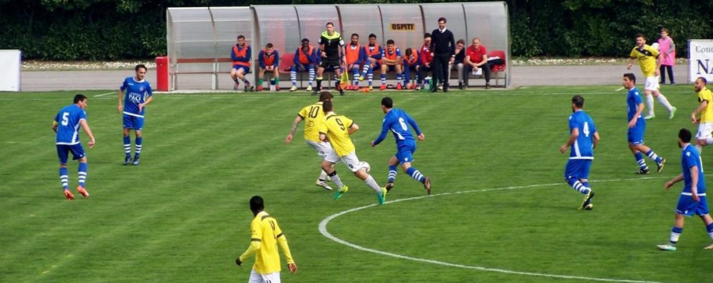 Seregno - Una fase del match a centrocampo