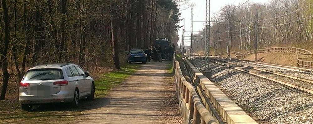 Ceriano Laghetto, i rilievi dei carabinieri lungo la ferrovia