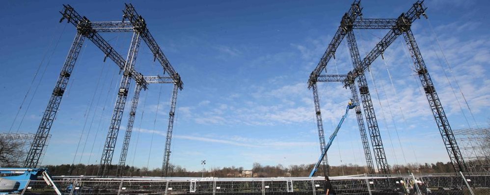 Il palco per il Papa in costruzione