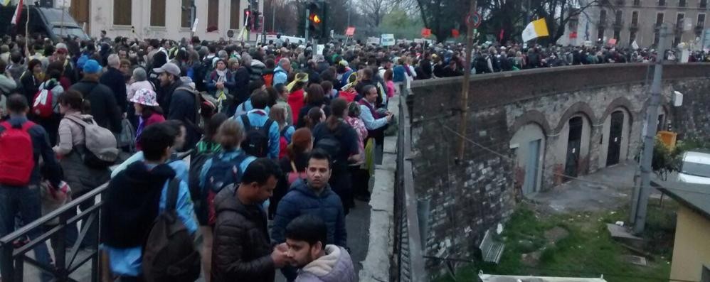 La folla sul cavalcavia della stazione a Monza
