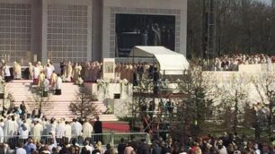Il Papa a Monza: il grande palco bianco