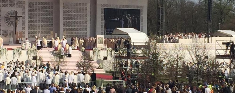 Il Papa a Monza: il grande palco bianco