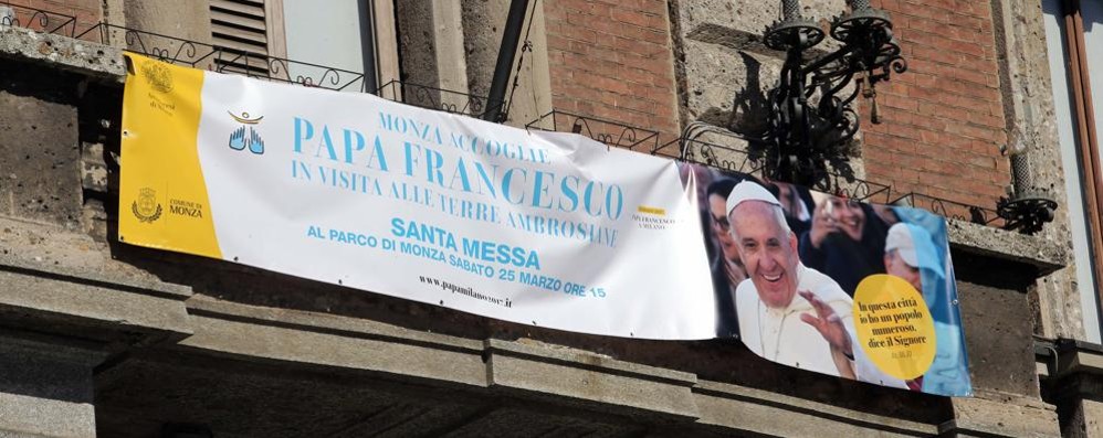 Lo stendardo per Papa Francesco sul municipio di Monza