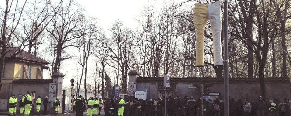 I jeans davanti al parco di Monza