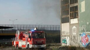 Vigili del fuoco al palazzo dell'arredamento tra Desio e Lissone - foto Edoardo Terraneo