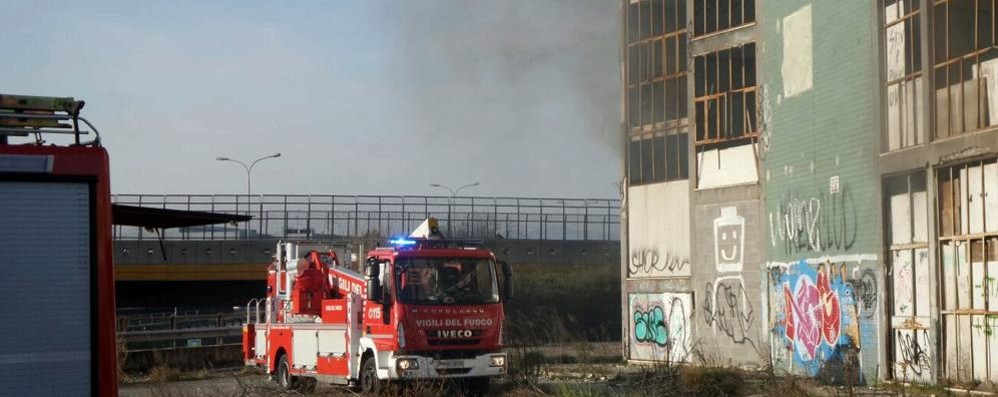 Vigili del fuoco al palazzo dell'arredamento tra Desio e Lissone - foto Edoardo Terraneo