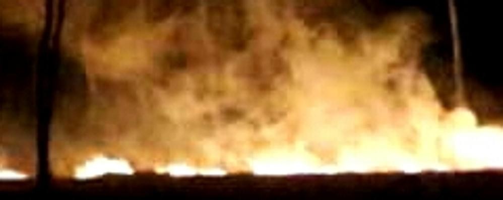 Incendio a Briosco: fiamme visibili dalla Valassina - foto Terraneo