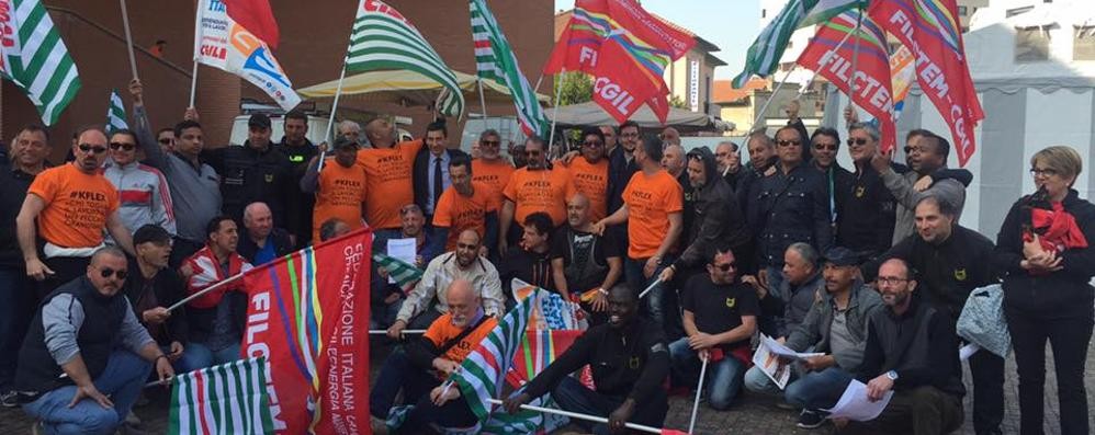 I lavoratori venerdì mattina a Vimercate col sindaco Fancesco Sartini