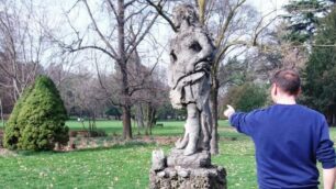 Limbiate: la statua colpita dai vandali in Villa Mella