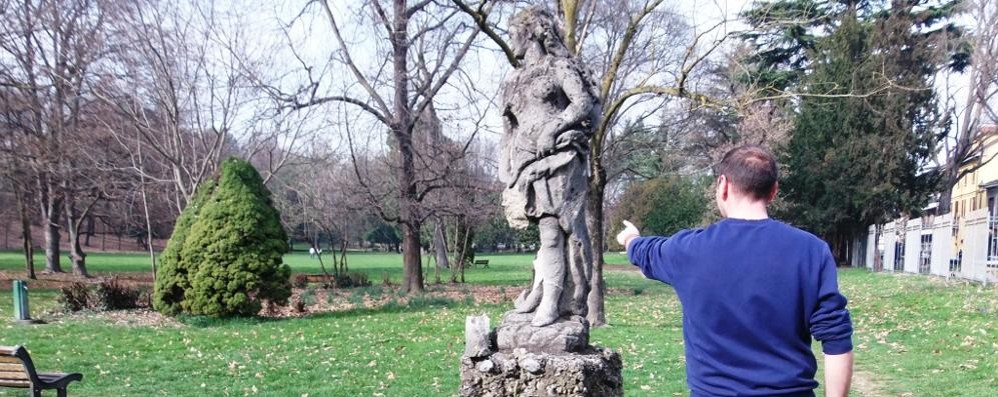 Limbiate: la statua colpita dai vandali in Villa Mella