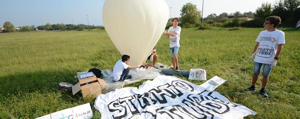 Jonathan Polotto nelle fasi di preparazione dell’operazione “StratoTube”