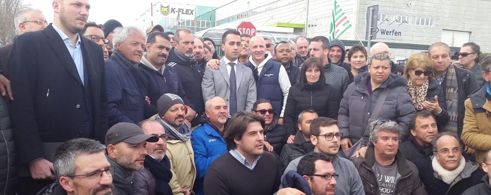 Luigi Di Maio con i lavoratori della K-Flex