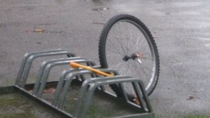 Una rastrelliera con quel che resta di una bicicletta