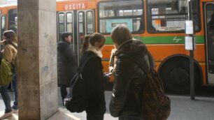 La fermata dell’autobus dove è accaduto l’episodio