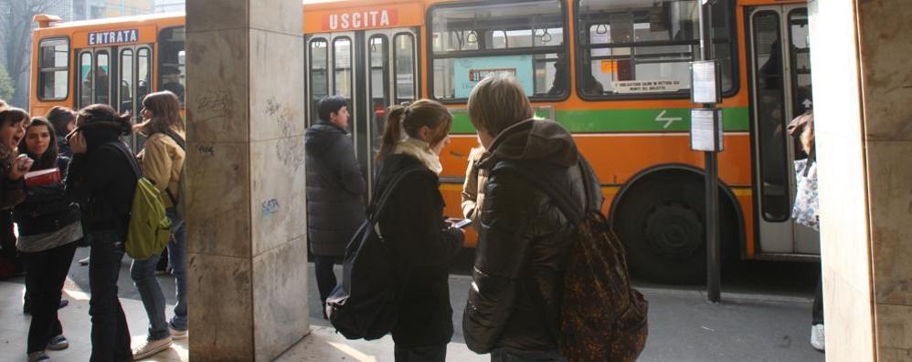 La fermata dell’autobus dove è accaduto l’episodio