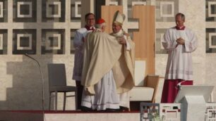 L’abbraccio tra papa Francesco e l’arcivescovo Scola
