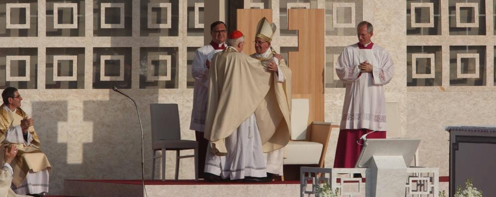 L’abbraccio tra papa Francesco e l’arcivescovo Scola